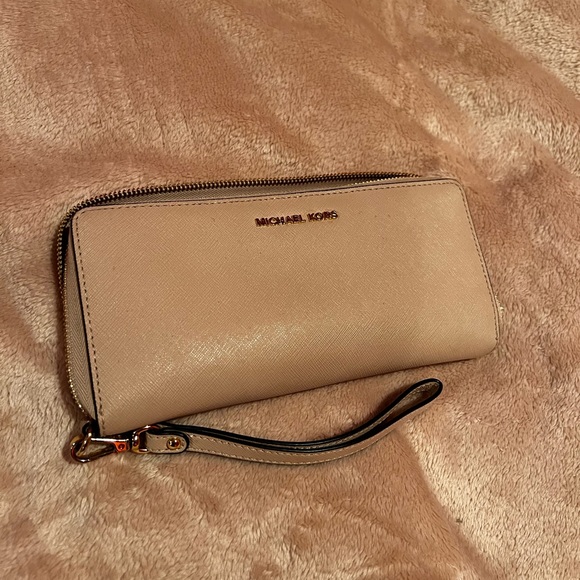 Michael Kors Travel Wallet - Picture 1 of 5